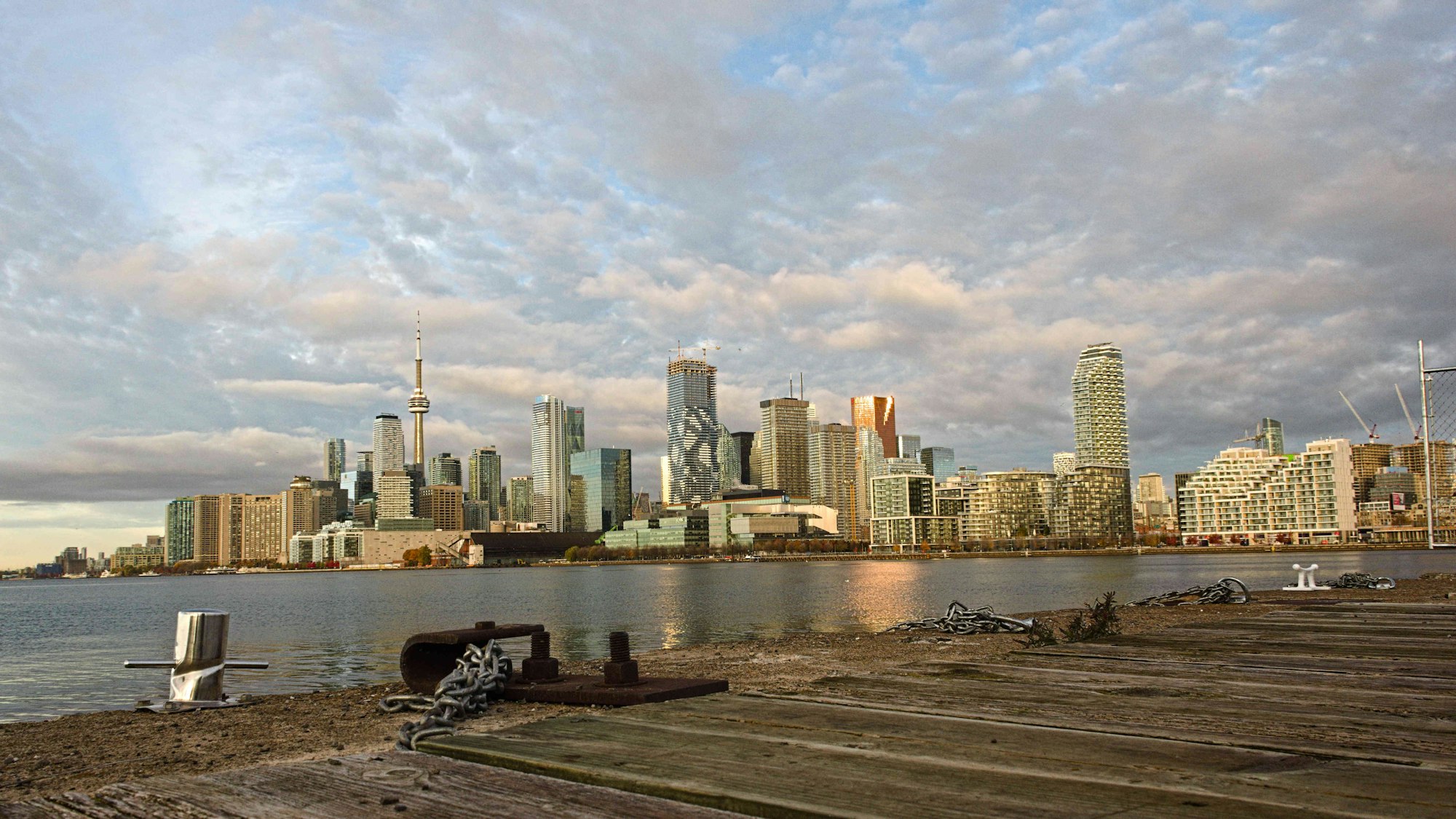 La ligne d’horizon de Toronto vue depuis le lac Ontario, au crépuscule.